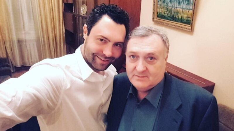    Отец артиста, Виктор Кунгуров, не прекращает борьбу за правду и общение с внуками.