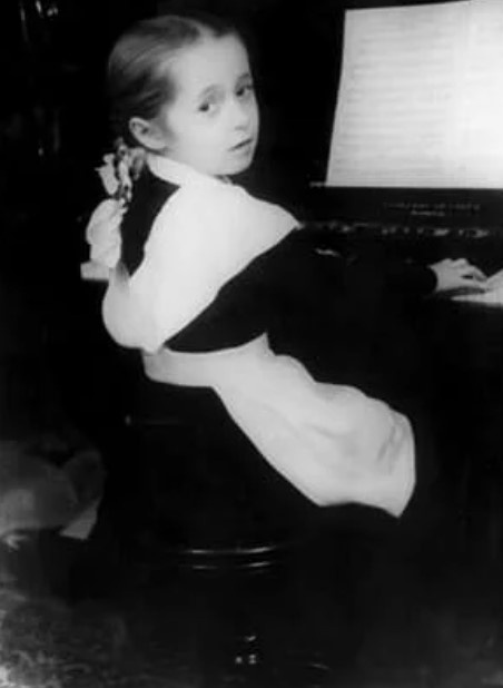    Юные годы Татьяны Михалковой прошли в Воронеже, где она получила образование.