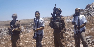 Еврейские поселенцы на оккупированном Западном берегу реки Иордан и израильские солдаты
https://arabcenterdc.org/resource/the-tip-of-the-spear-israeli-settler-terror/
