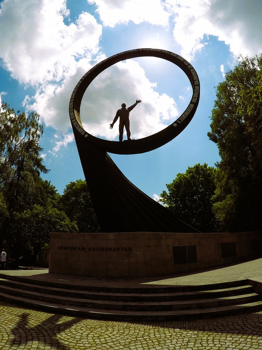 Памятник, созданный скульптором Борисом Васильевичем Едуновым, установили в 1980 году. Он выполнен из бронзы, гранита и бетона.