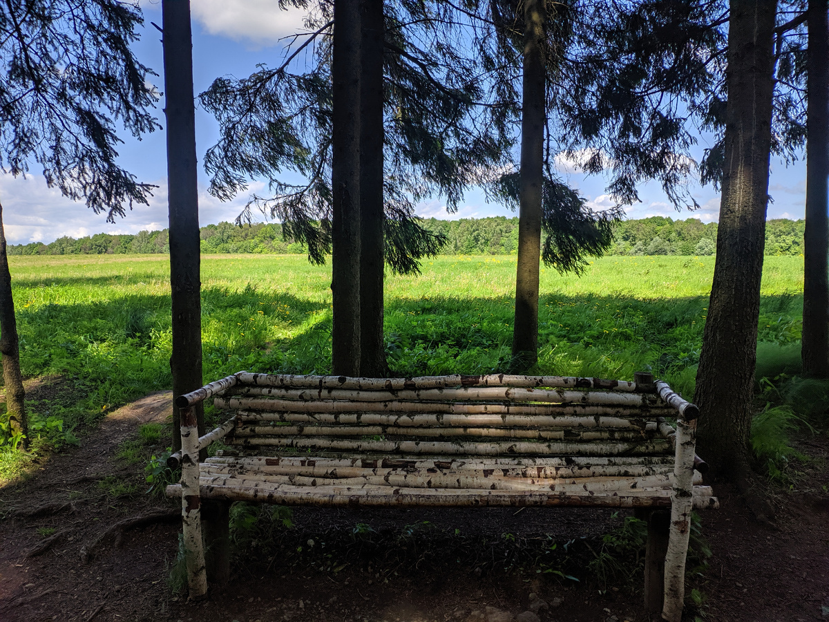 Мотайте фото кнопкой справа