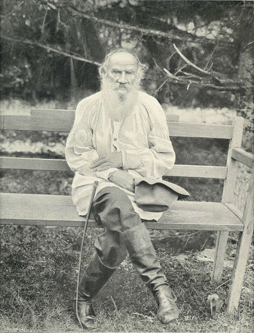 Оригинальное фото - Лев Толстой на скамье, взято из интернета