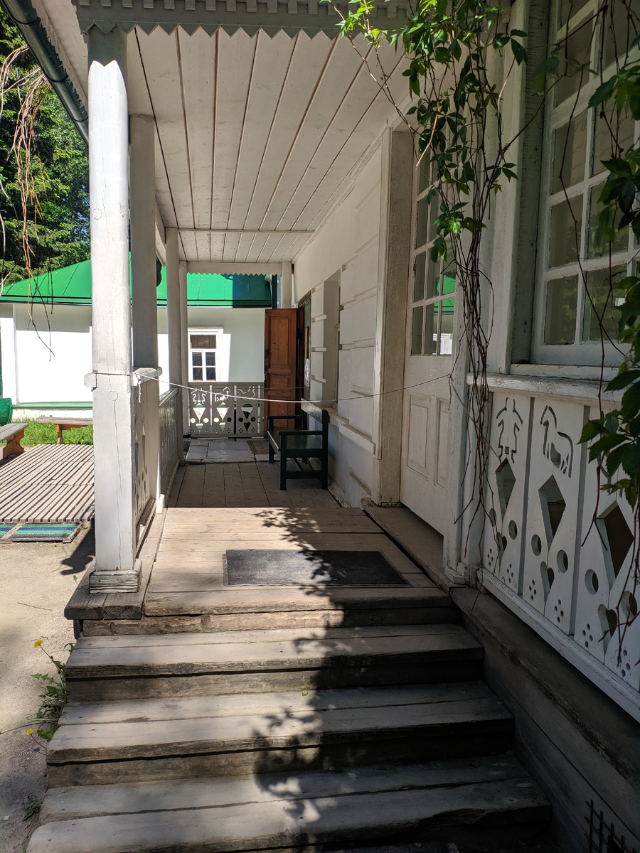 Мотайте фото кнопкой справа