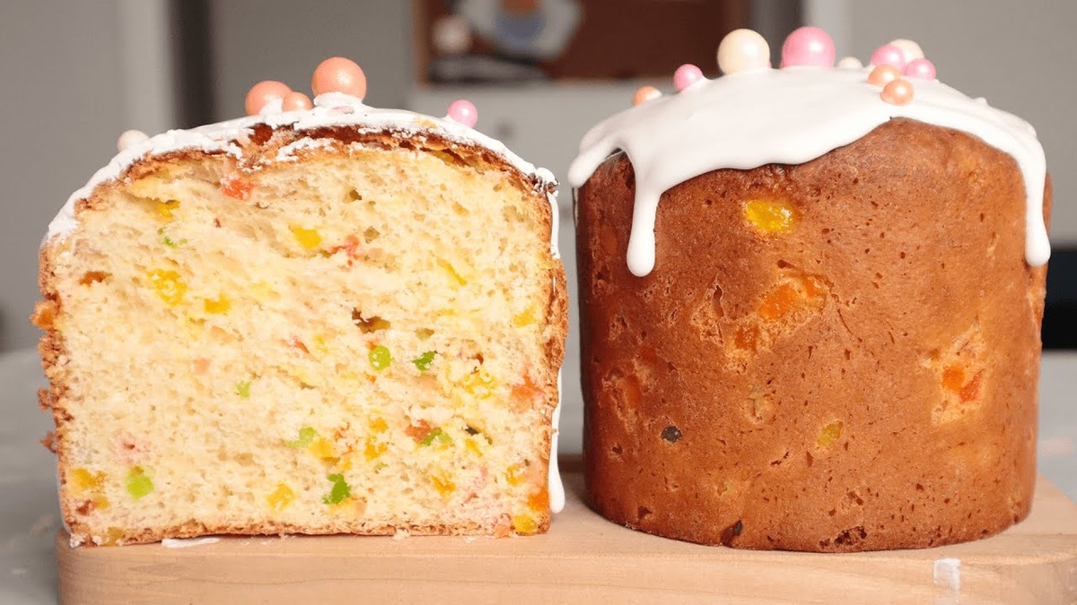 Простой рецепт вкусного пасхального кулича с изюмом. Ароматный, мягкий, сочный и такой сдобный - классическая выпечка в духовке на Пасху.

Тесто для куличей приготовим дрожжевое без опары. Я предлагаю использовать быстродействующие дрожжи, но можно заменить их сухими (то же количество) или прессованными/свежими - 15 граммов.

С такими дрожжами нужно работать чуть иначе: растворить в теплом молоке с добавлением 1 столовой ложки сахара и дать проснуться в течение 10-15 минут. После этого добавить дрожжевой коктейль в муку.

Этот пасхальный кулич на дрожжах содержит много сдобы: сливочного масла, яиц, молока и сахара. Именно поэтому важно не торопиться - дайте тесту подняться 2 раза, после чего сформуйте заготовки и обязательно подождите, пока они расстоятся перед выпечкой.

Украшать готовые куличи с изюмом можно как вам больше нравится. Классическая глазурь на лимонном соке, воздушная меренга или популярная в последнее время глазурь на желатине без яиц… Выбор за вами.

Из указанного в рецепте количества ингредиентов получается 2 довольно крупных пасхальных кулича. Каждый весом около 495 граммов. После остывания хранить их нужно в плотно завязанных пакетах при комнатной температуре.