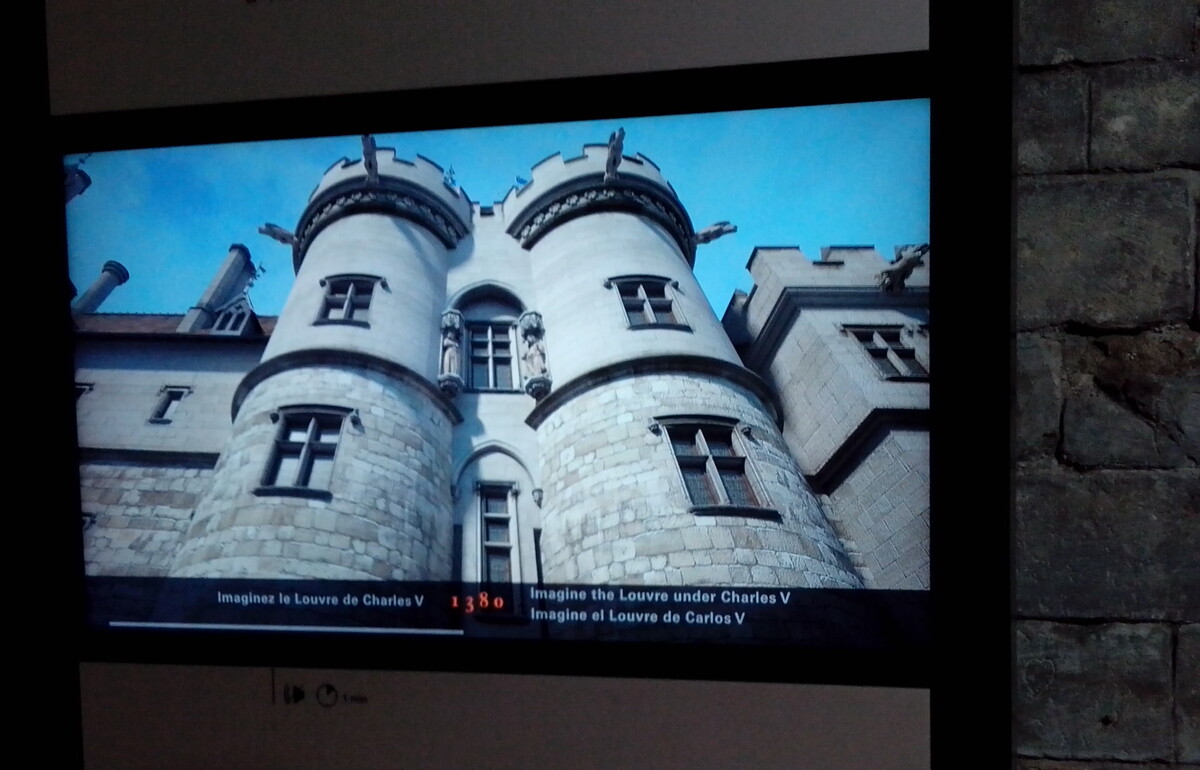 Вот так выглядел Лувр по мнению французских историков-раставраторов за 40 лет до того, как Генрих в нем поселился. Кадр из интерактивной презентации в Лувре. Фото автора.