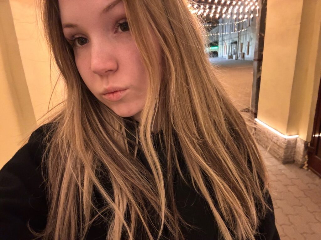 Студентка СПбГКиТ Дарина Ильина свой первый курсовой фильм «Что остаётся за спиной» сняла в пригороде Донецка Красногоровке вскоре после того, как его очистили от ВСУ