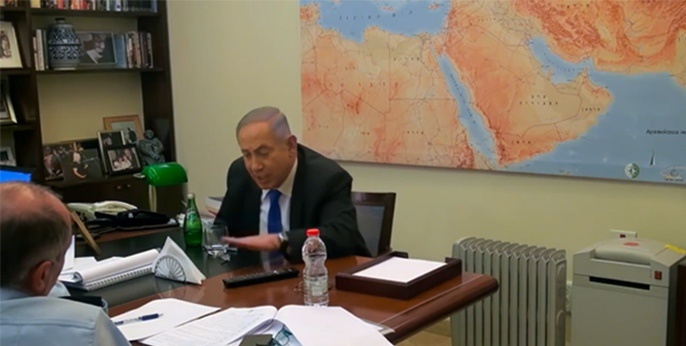    Биньямин Нетаньяху во время одного из допросов, где он выражал возмущение обвинениями.