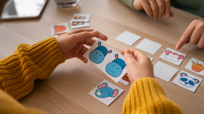 Фото: https://ru.freepik.com/free-photo/high-angle-kid-playing-memory-game_40287377.htm#fromView=search&page=3&position=21&uuid=57ba11c1-5949-45eb-a597-64f3c13faf81&query=children+game