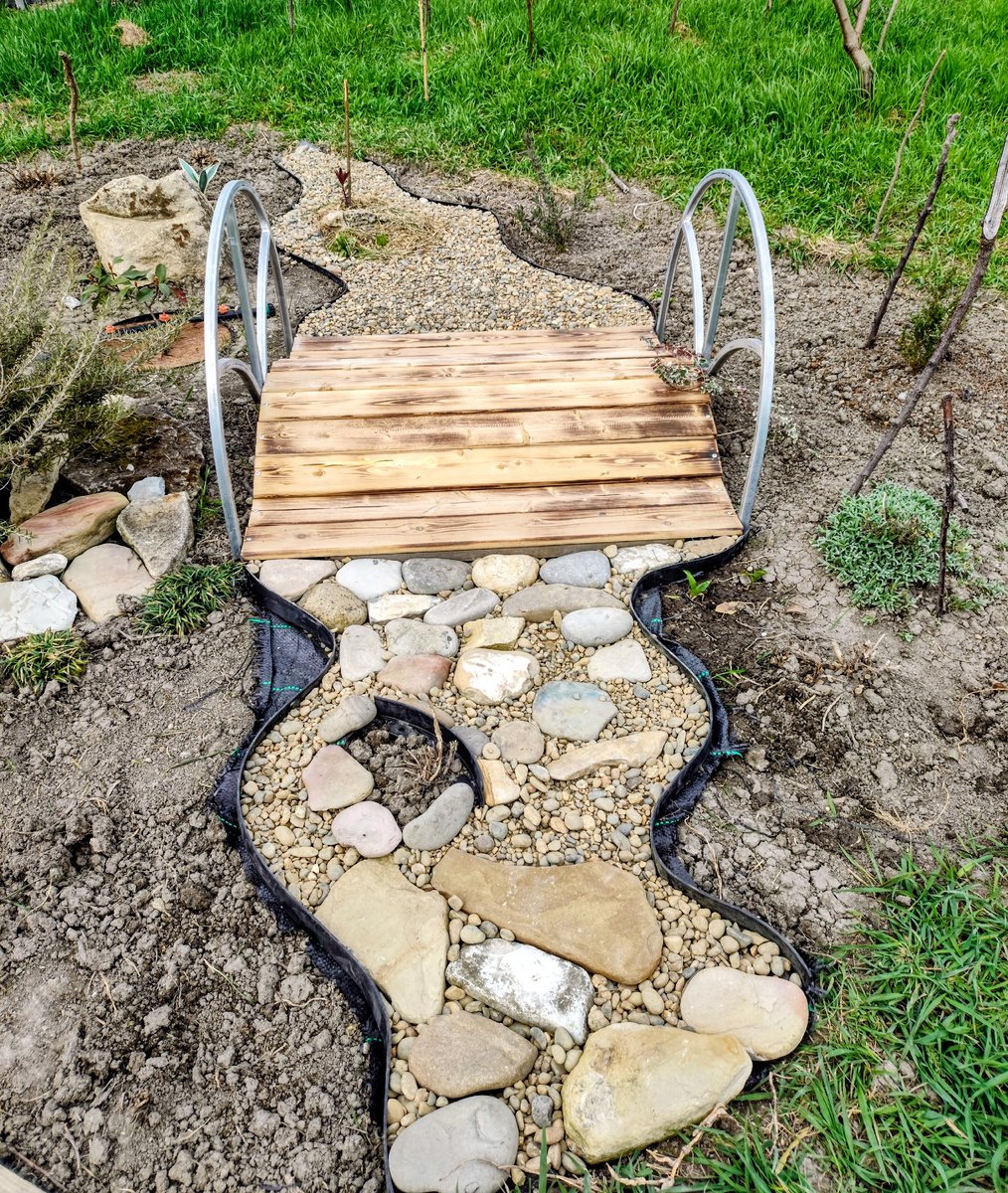 Лаванда еще не проснулась , а камни будут добавляться