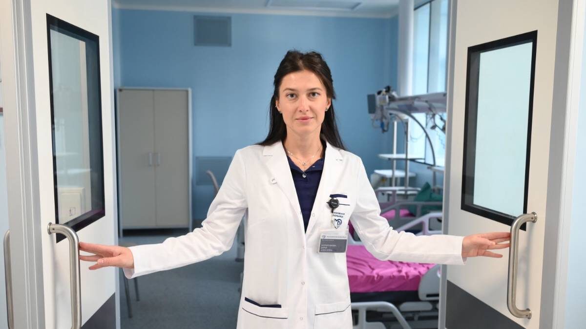    Врач акушер-гинеколог Центра женского здоровья Дарья Заплатникова показывает палату, где пациенты могут прийти в себя после операции / Фото: Пелагия Замятина / Вечерняя Москва