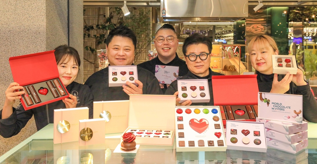 Ворлд Чоколейт Мастерс (World Chocolate Masters, "Мировые мастера шоколада") сделали фотографию в поп-ап магазине "Альянс Шефов" (셰프 연합전, "щепы ёнапчон"), открытому к 14 февраля, в Сеуле, район Ёндынпо, на первом цокольном этаже Hyundai Department Store (Хёндэ Департмент Стор). Источник: https://wimg.heraldcorp.com