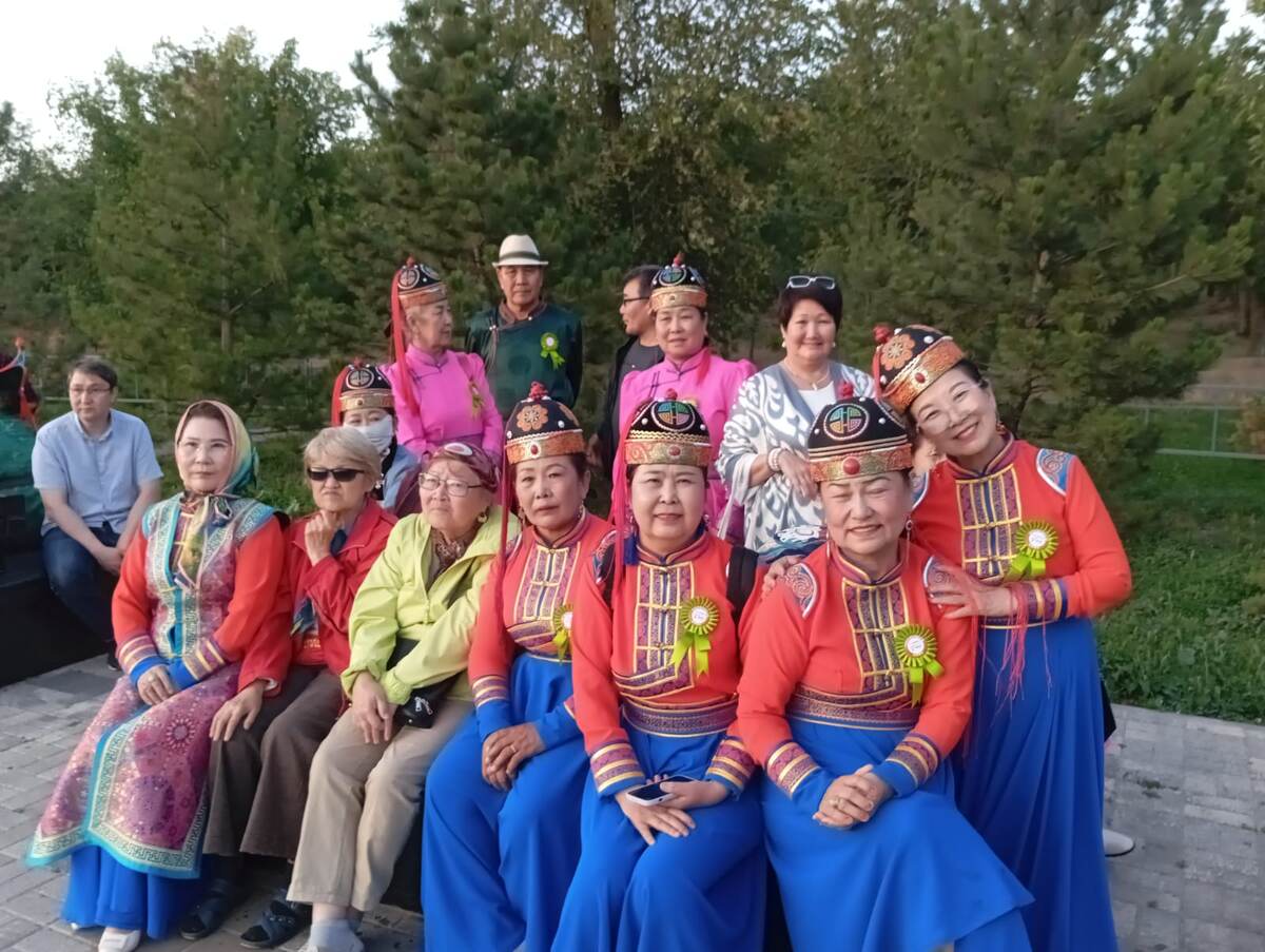 Синьдзянский калмыки из Китая одеты в национальные костюмы.