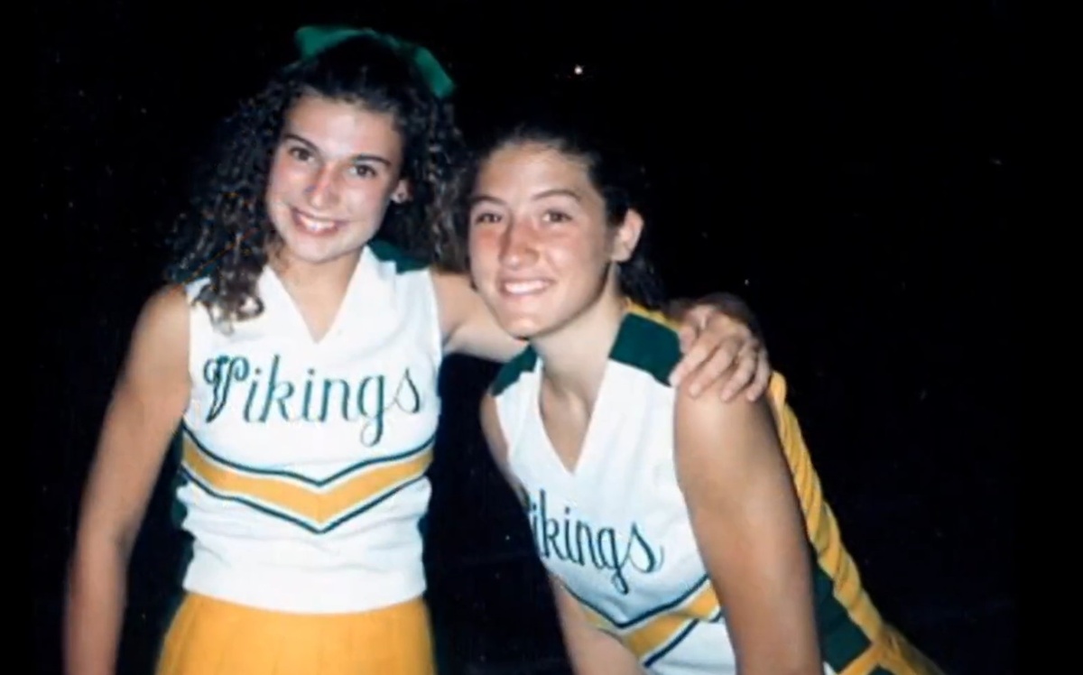 Кристина (справа) с подругой в школьной команде "Викинги". 