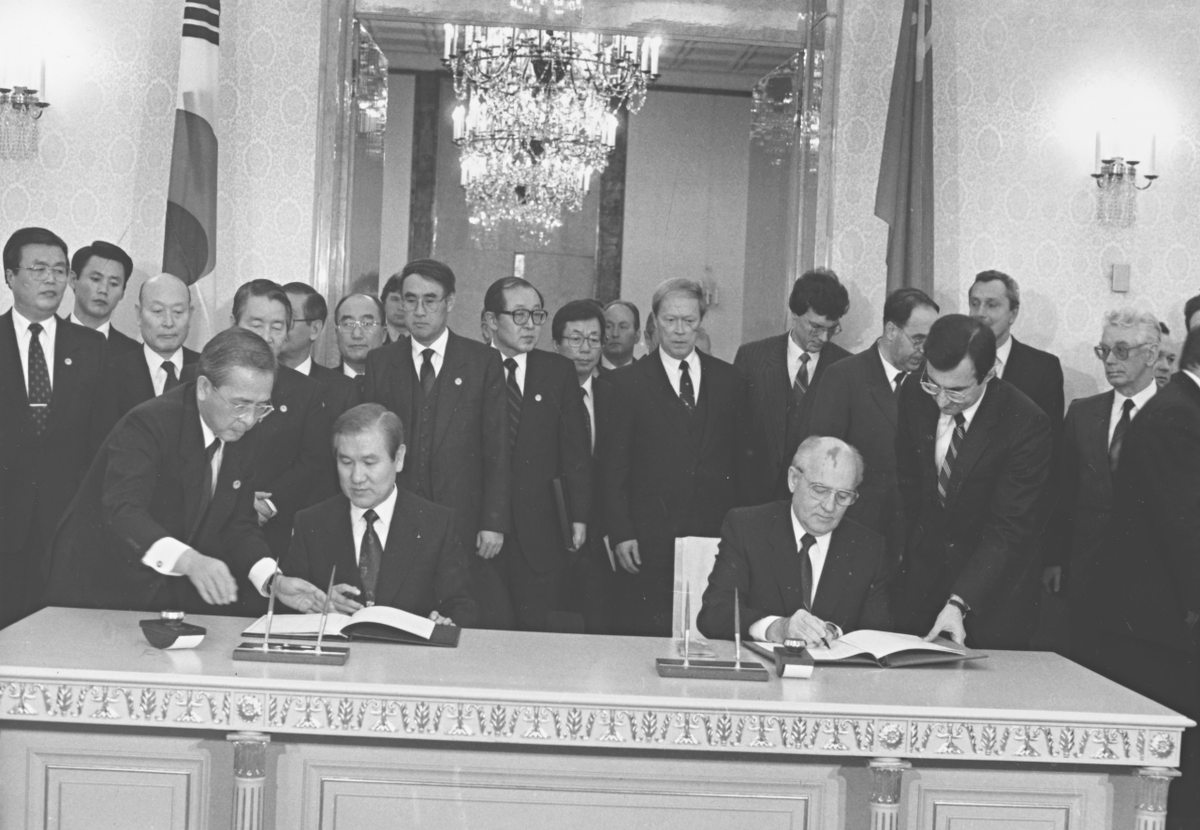 Подписание Декларации об общих принципах отношений между СССР и РК, 1990 год / mid.ru