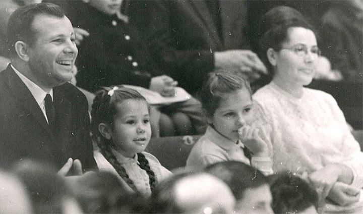 Ю.Гагарин с женой Валентиной и дочерьми. 