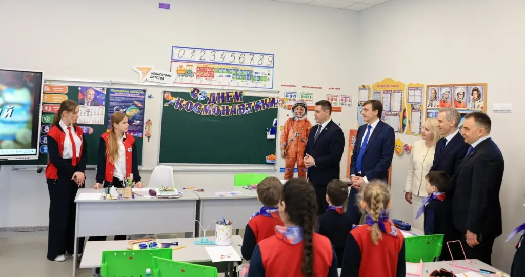 Министр просвещения России Сергей Кравцов посетил обновлённую после капремонта школу в Смоленске