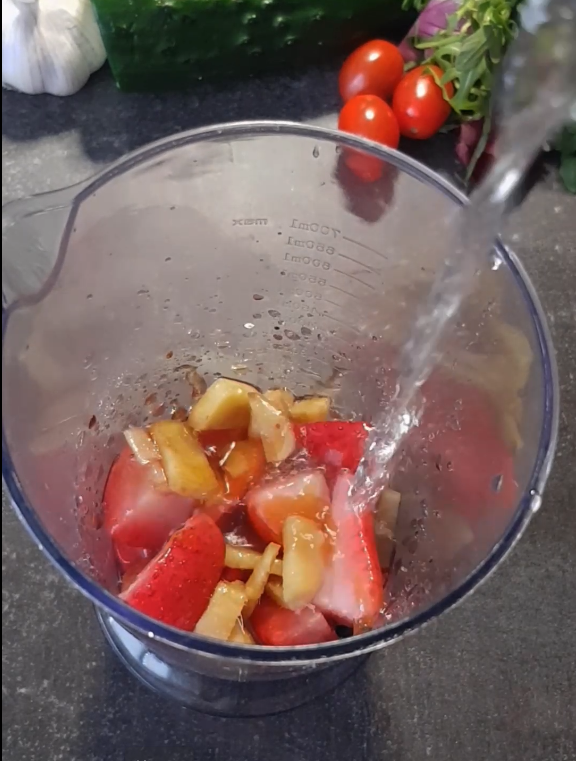 ❄️ Замороженная клубника, свежий имбирь, лимон, соевый соус и мёд — неожиданное соседство, но именно в этой чаше блендера рождается магия. Добавьте 150 мл ледяной воды и готовьтесь удивиться.