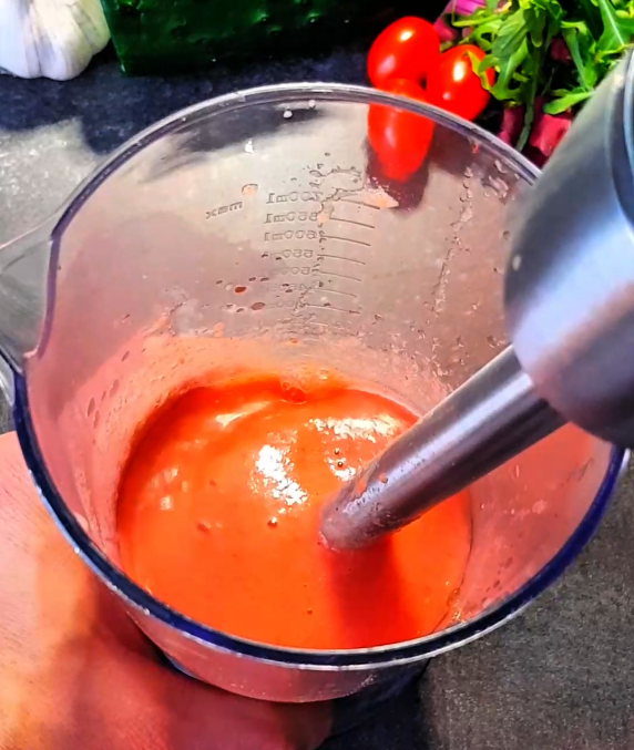 🌀 Всего 40 секунд на высокой скорости — и вот он, шелковистый клубничный гаспачо с восточным характером. Цвет как фуксия, вкус как… попробуйте сами!