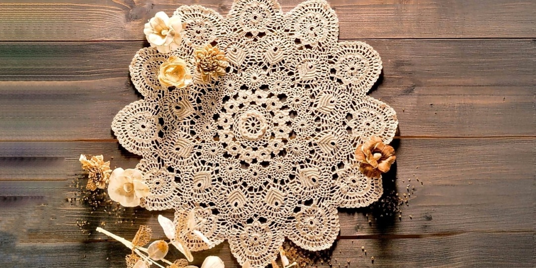 Салфетки круглой формы, которые вяжутся крючком и выполняют разные задачи, создавая при этом красоту и уют в интерьере