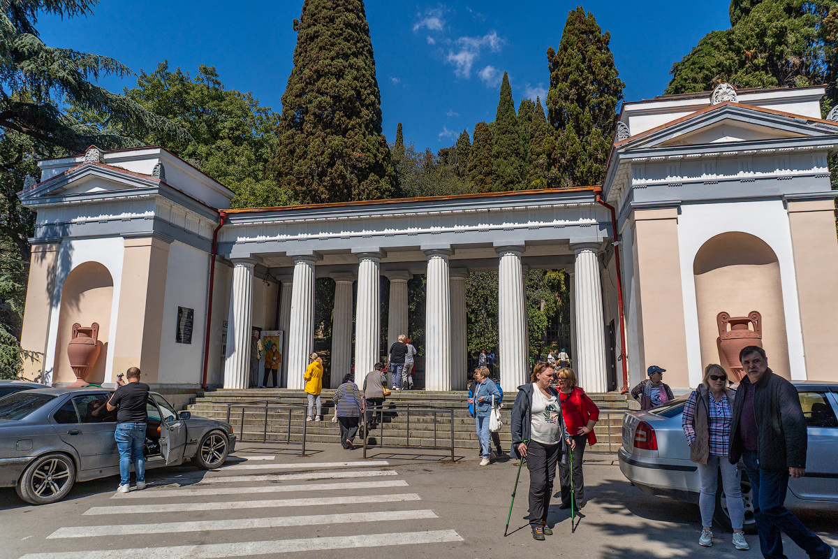 Нижняя колоннада, нижний вход в сад