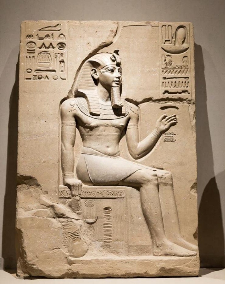 Снофру оставил после себя много изображений. От Хеопса сохранилась лишь крошечная фигурка из слоновой кости — он выглядит как суровый, закрытый тиран, которому не нужна народная любовь.(Художественная реконструкция) 