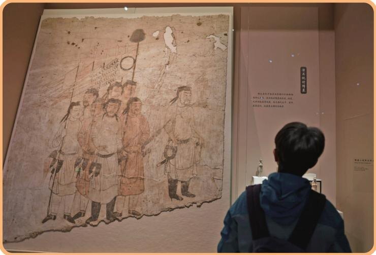Фреска эпохи династии Суй с изображением фигур, найденная при раскопках гробницы Гуаньцунь в городе Тунгуань, провинция Шэньси