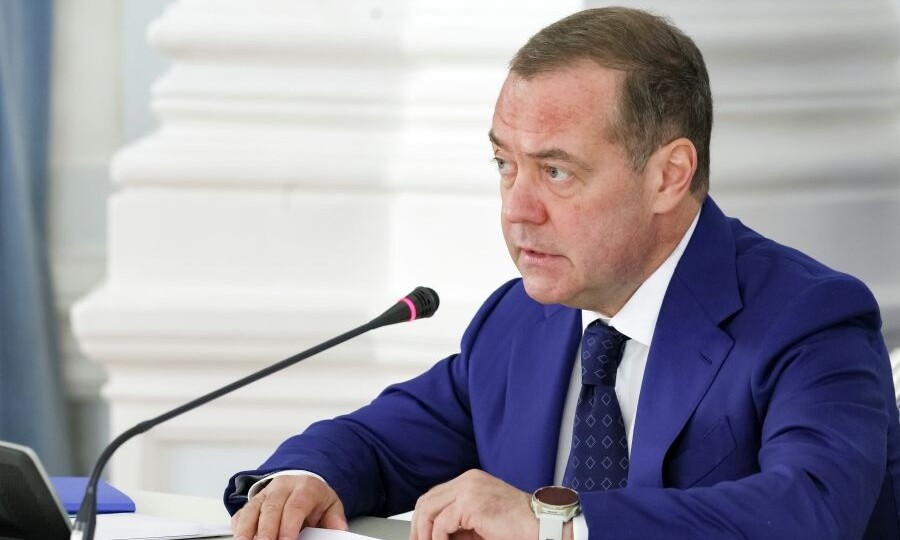 Медведев: перемирие на Ближнем Востоке нарушено, а Ормузский пролив вновь закрыт