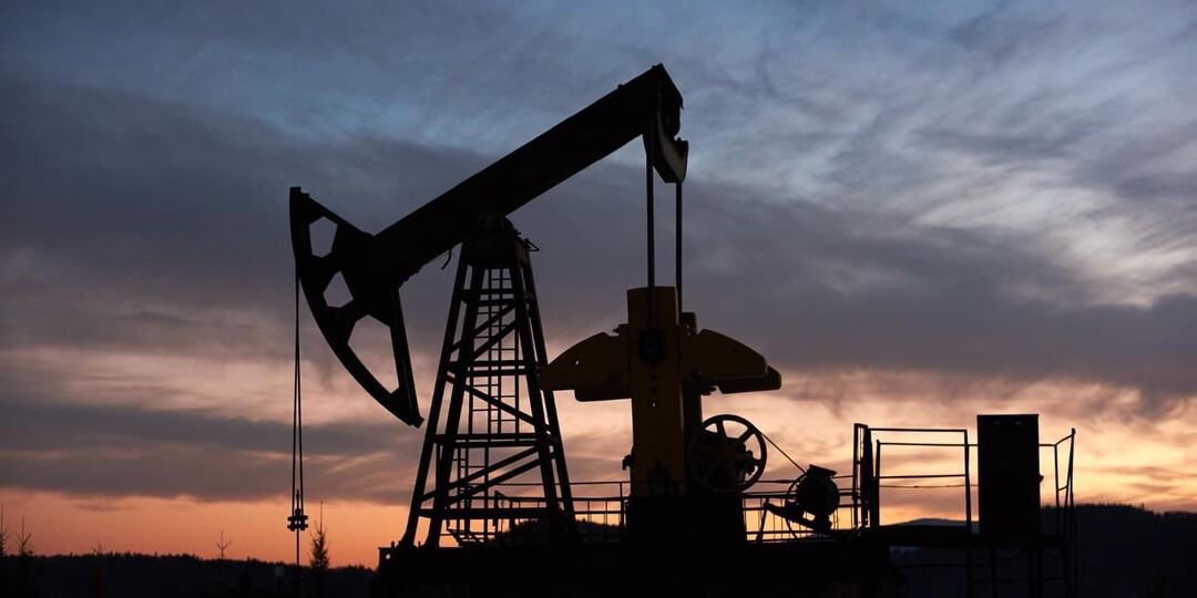 Нефтяные фьючерсы замедлили падение на фоне слухов о закрытии Ормузского пролива