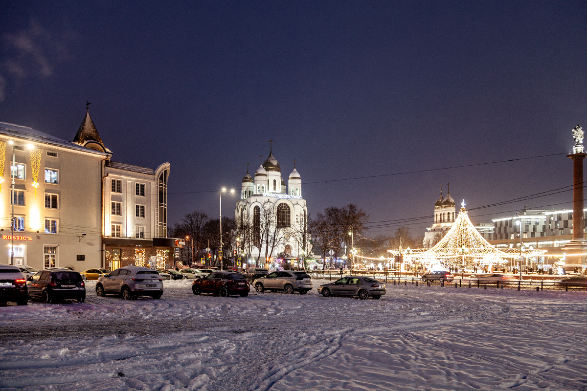 Снимок 1. Я раньше с этой точки не снимал. Когда площадь заставлена машинами, красота теряется...