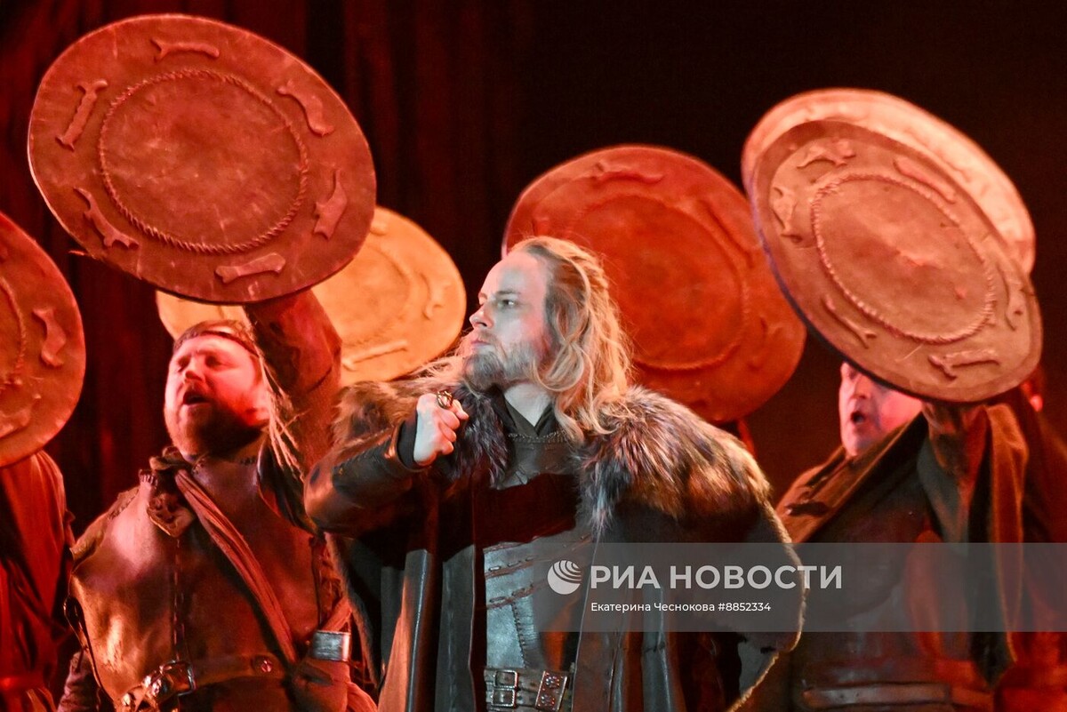 Действо на сцене! Из интернета