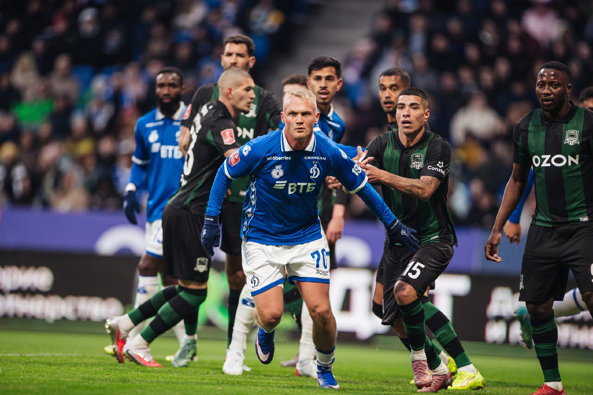 Константин Тюкавин (в центре)