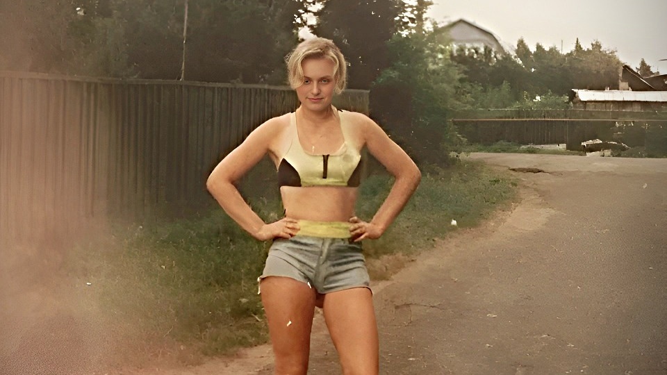 5 деталей внешности девушек 90-х, которые сегодня встретишь нечасто