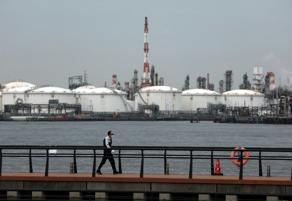    Возврат к низким ценам на нефть и газ случится нескоро. REUTERS