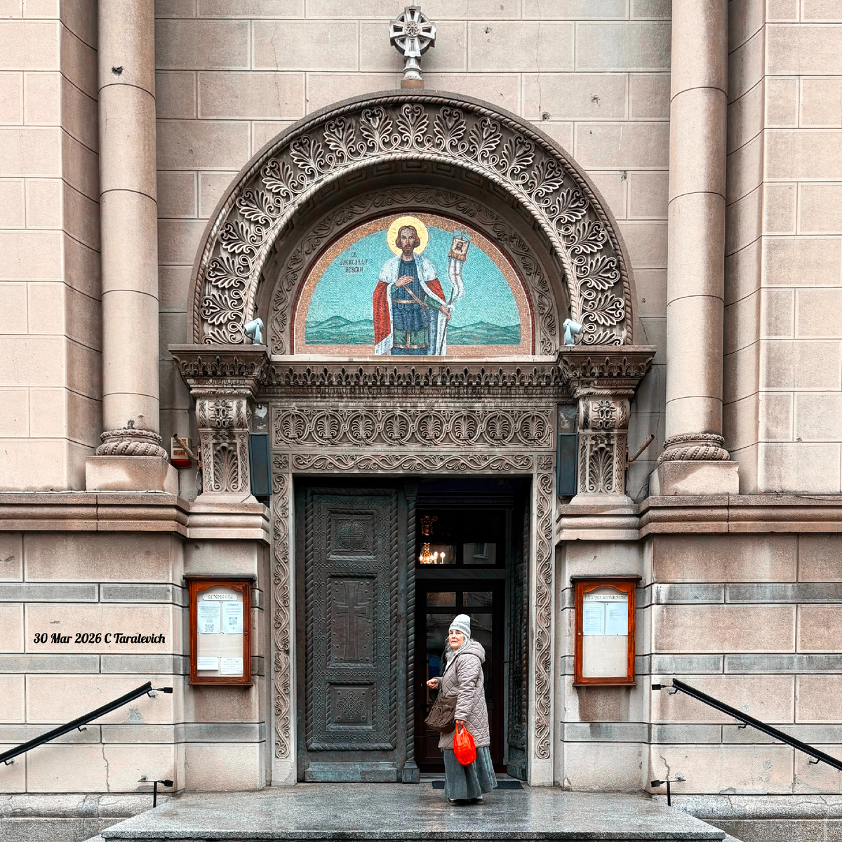 Сербская бабуля у входа в одну из главных сербских церквей Белграда — имени Александра Невского. На фасаде — он самый.