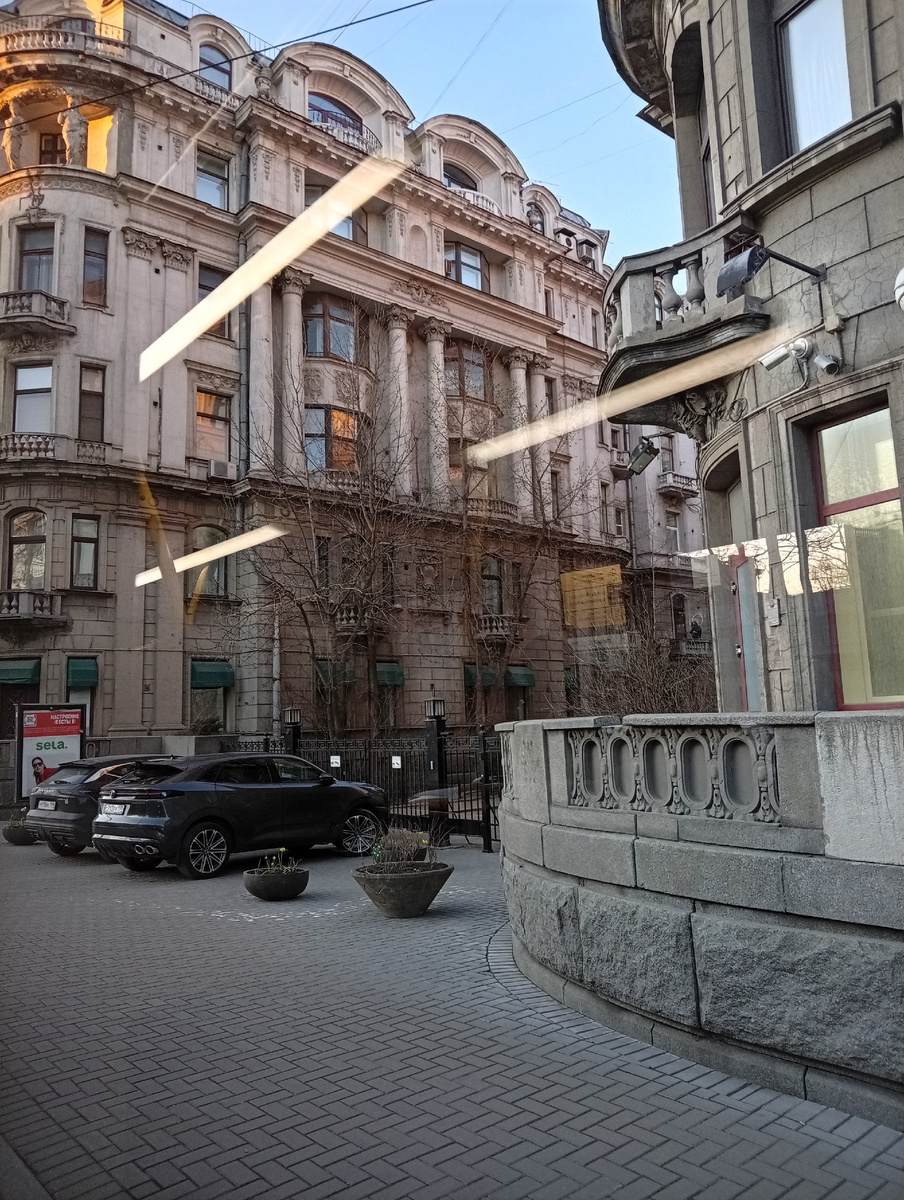 фото сделано из автобуса, поэтому отражаются лампы в стекле. Очень понравились эти дома и ракурс.