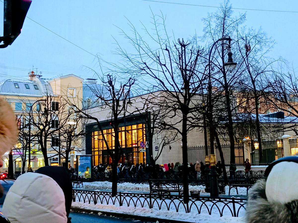 Час пик, метро Чернышевская, не подойти. 