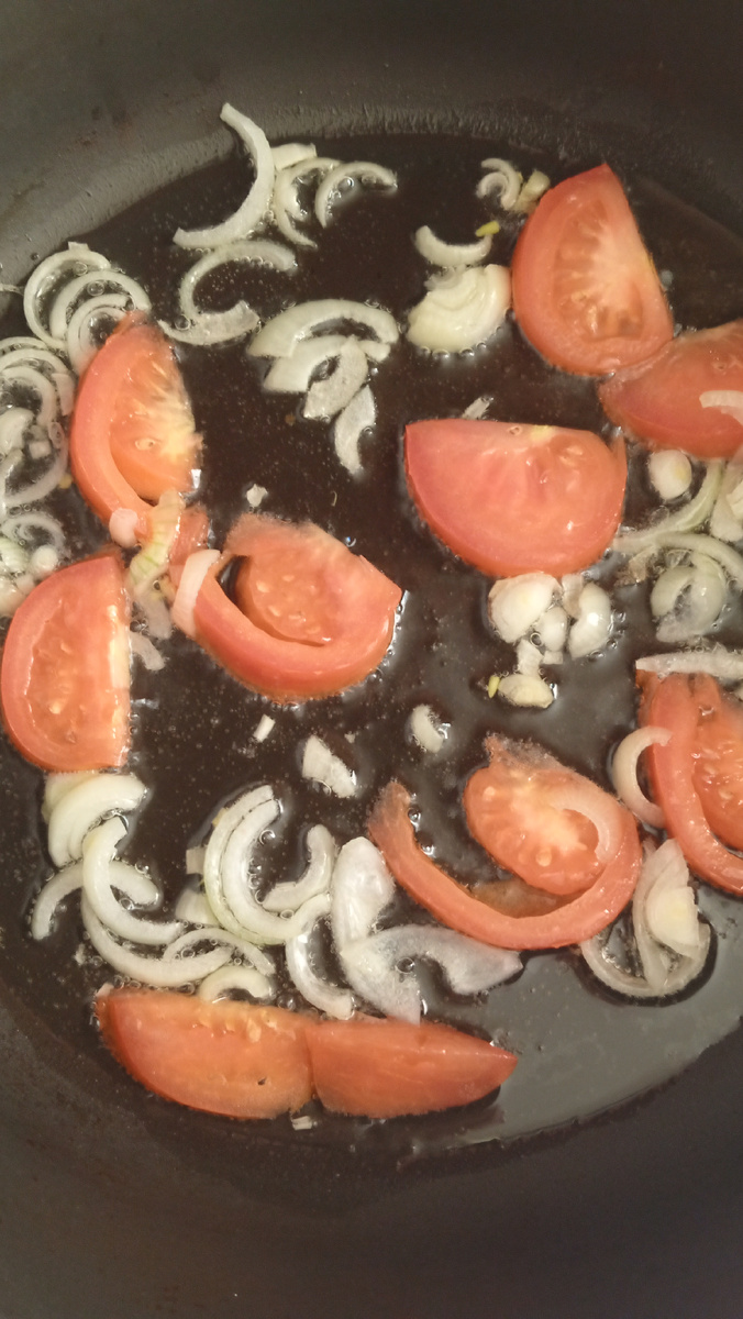 Обжариваю лук 🧅 и помидоры 🍅. Фото автора.