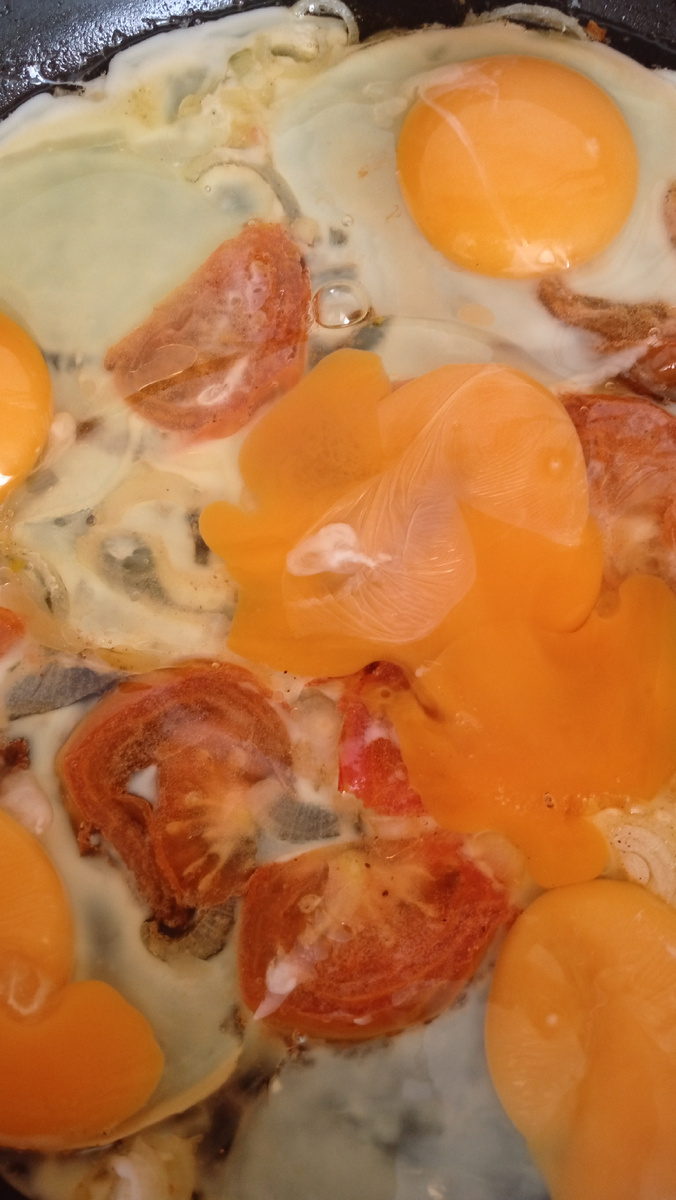 Заливаю яйцами. Фото автора.