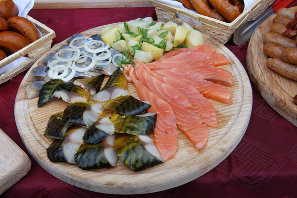 Разносол рыбы на праздничном столе / Сергей Пятаков/РИА Новости   📷