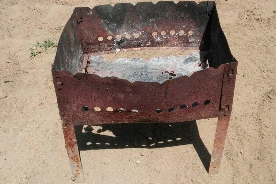 Металл... горит не хуже дров. Просто медленнее.