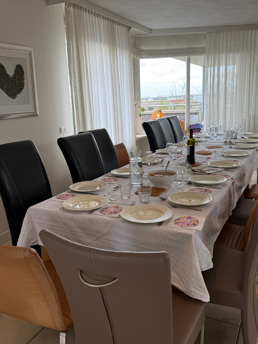 Стол готов к застолью. Фотография из личного архива. 