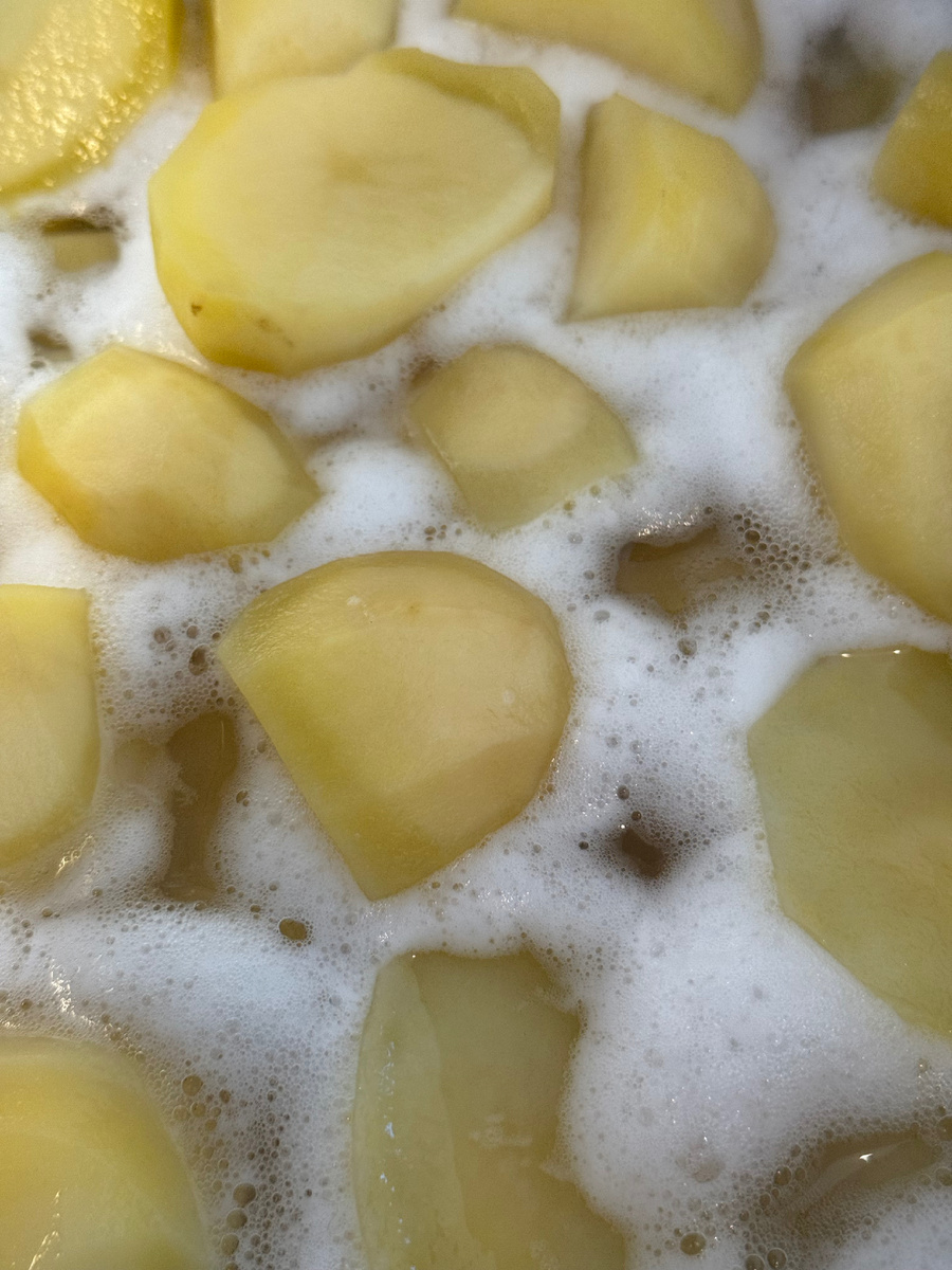 Картошка варится. Фотография из личного архива. 