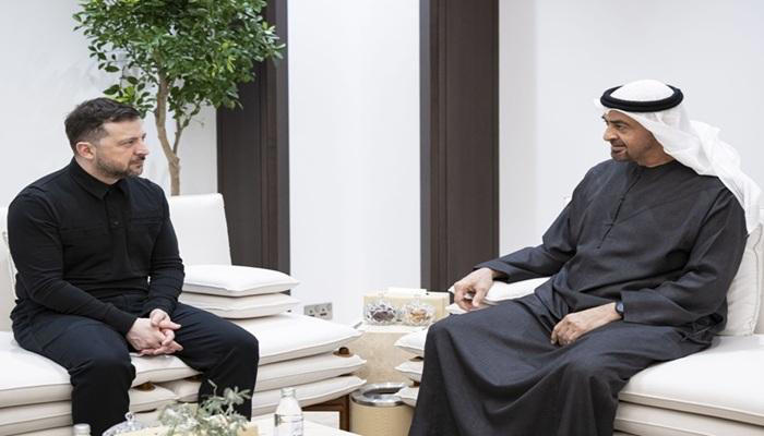 Судя по выражению лица и положению рук В. Зеленского - закрыты в «замке», беседа явно прошла не по его сценарию.
(Photo: Abdulla Al Neyadi/ UAE Presidential Court/Handout via REUTERS)
