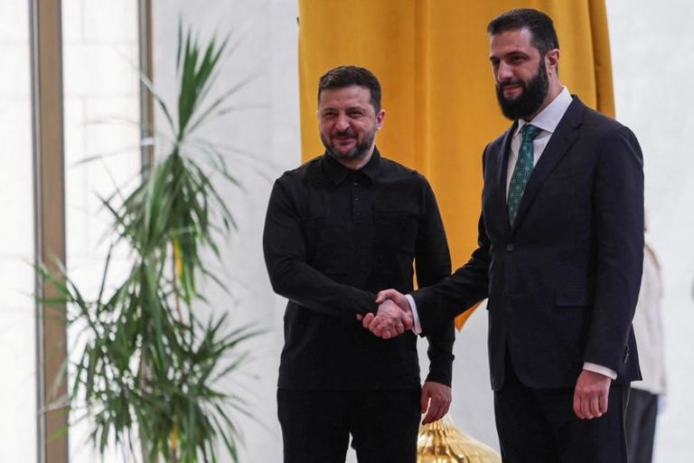 В.Зеленский пожимает руку временному президенту Ахмеду аш-Шараа во время их встречи в сирийской столице Дамаске в воскресенье, 5 апреля 2026 года. (Фото: Халил Аль-Ашави/Reuters)

