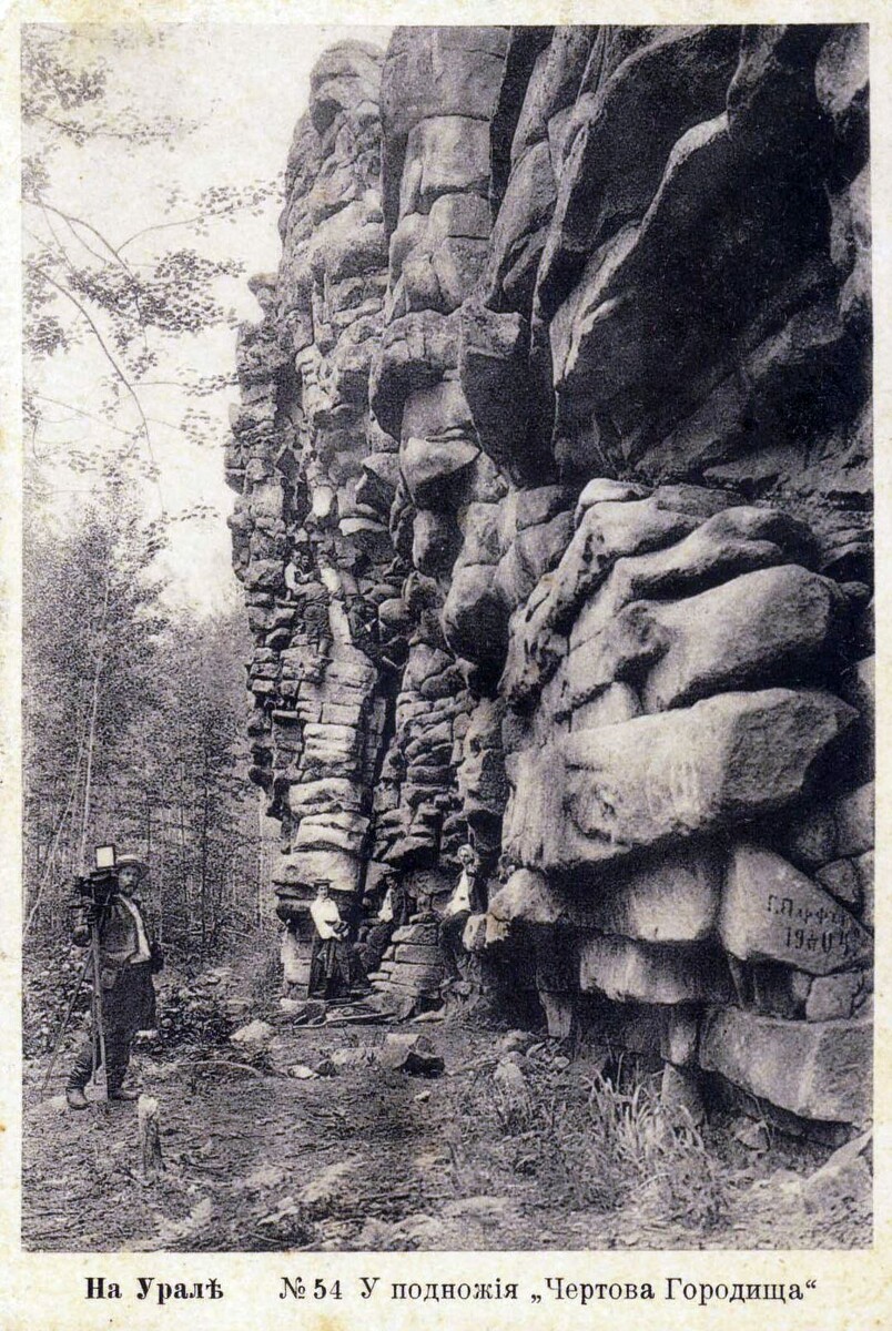 Люди фотографируются рядом с     этими скалами уже более ста лет