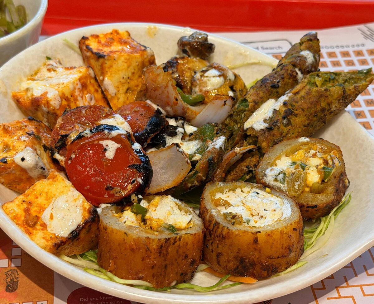 Tandoori platter. Обычно сюда входит не менее семи различных закусок.