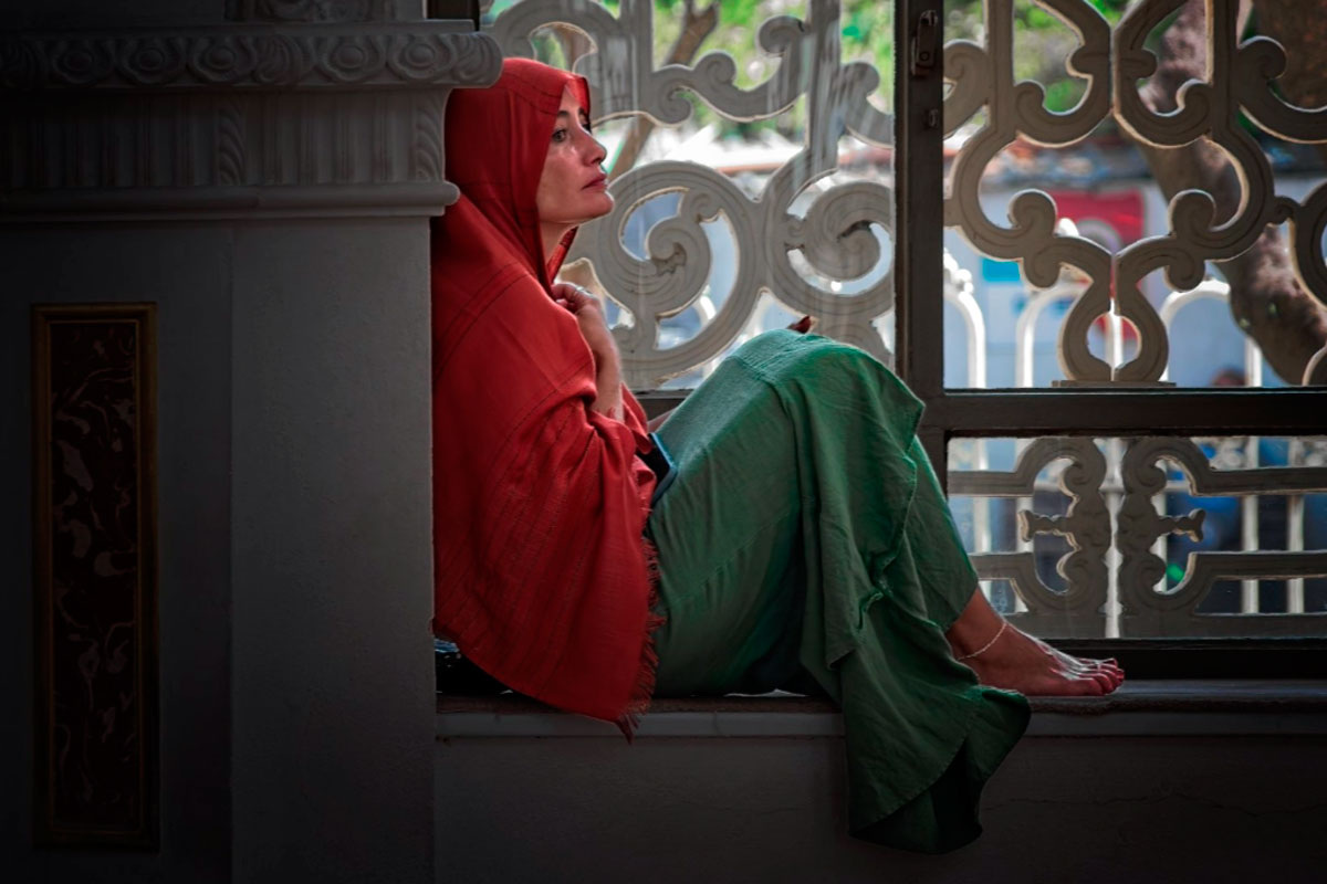 Младенец не отличает себя от матери. Его мир — это её голос, тепло и реакция на голод. Уход мамы для него — катастрофа