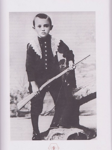 На снимке: Серёжа Королёв в шестилетнем возрасте в 1913 году.