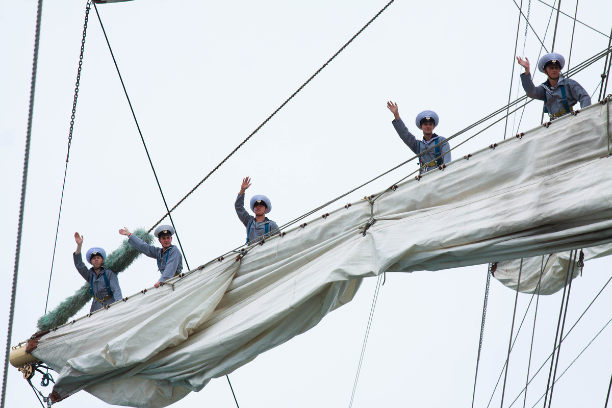 Курсанты Морского университета во время прохождения практики на ПУС «Надежда»