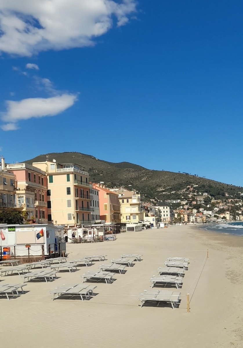 Первые лежаки или lettini уже в ожидании..